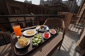 تناول الطعام بالخارج