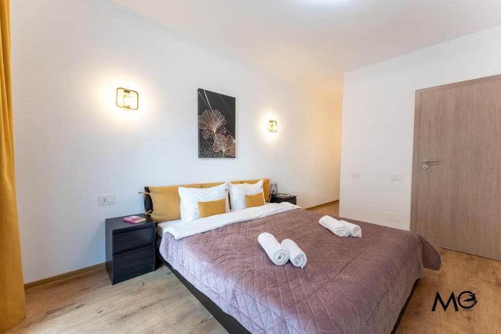 Escritorio, tabla de planchar con plancha y wifi gratis 