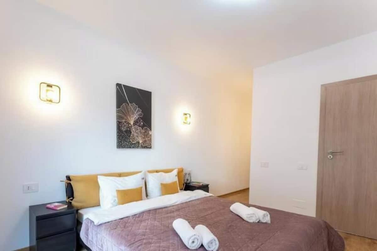 Deluxe-íbúð - svalir - borgarsýn | Skrifborð, straujárn/strauborð, ókeypis þráðlaus nettenging