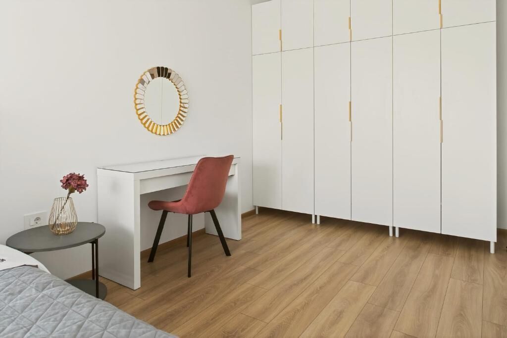 Escritorio, tabla de planchar con plancha y wifi gratis 