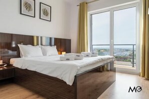 Escritorio, tabla de planchar con plancha y wifi gratis 