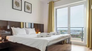 Appartamento, balcone, vista città | Una scrivania, ferro/asse da stiro, Wi-Fi gratuito