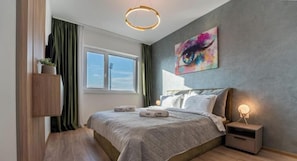 Appartement, balcon, vue sur la ville | Bureau, fer et planche à repasser, accès au Wi-Fi (inclus)
