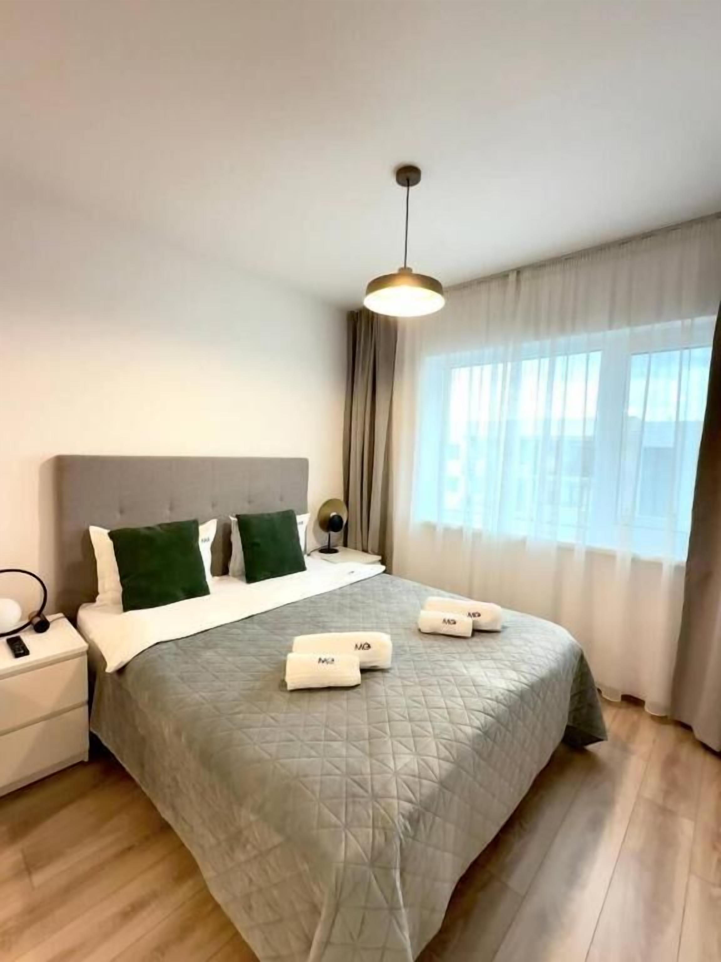 Escritorio, tabla de planchar con plancha y wifi gratis 