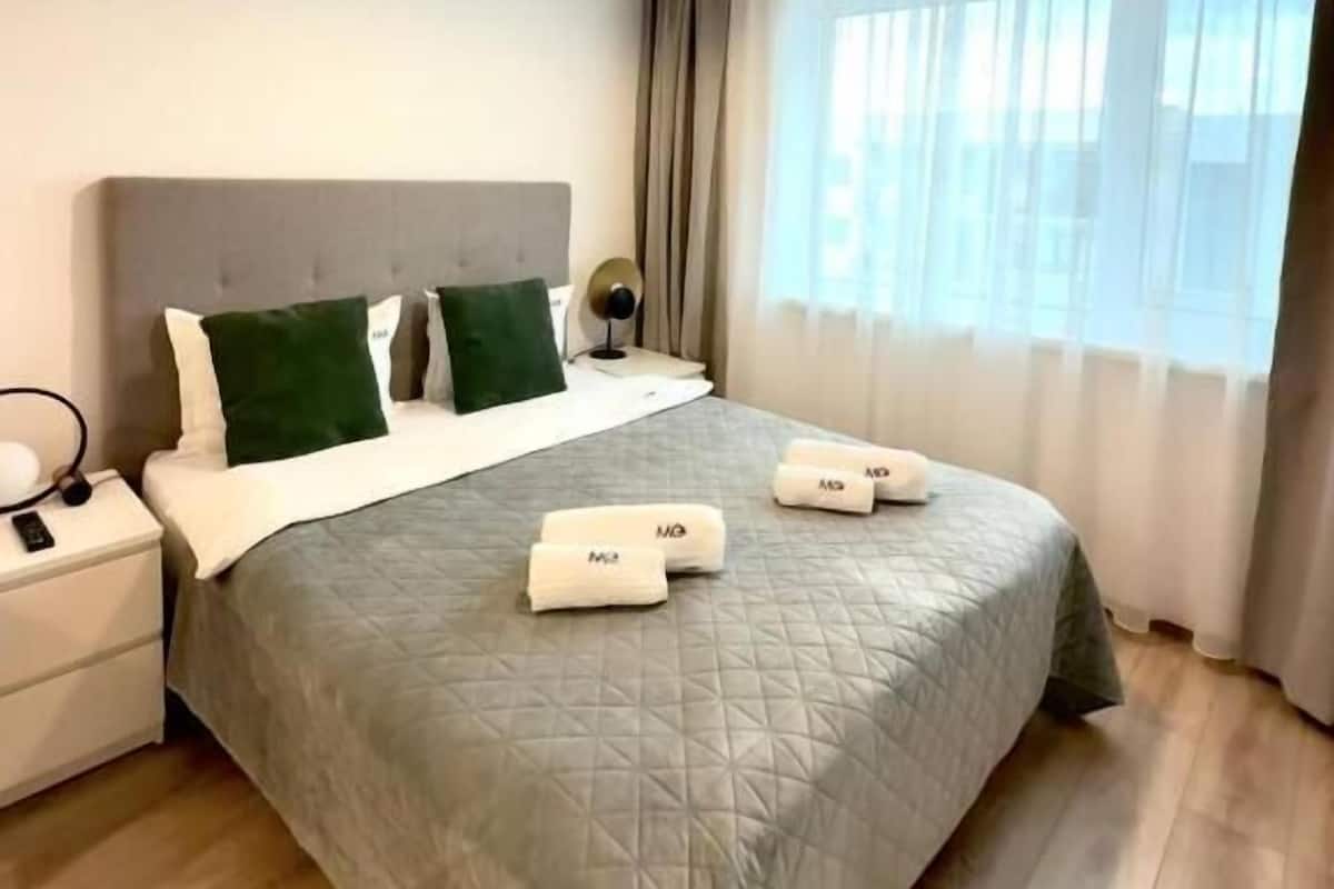 Deluxe-íbúð - svalir - borgarsýn | Skrifborð, straujárn/strauborð, ókeypis þráðlaus nettenging