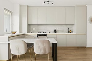 Appartement, balcon, vue sur la ville | Cuisine privée | Réfrigérateur, four à micro-ondes, un four, surface de cuisson