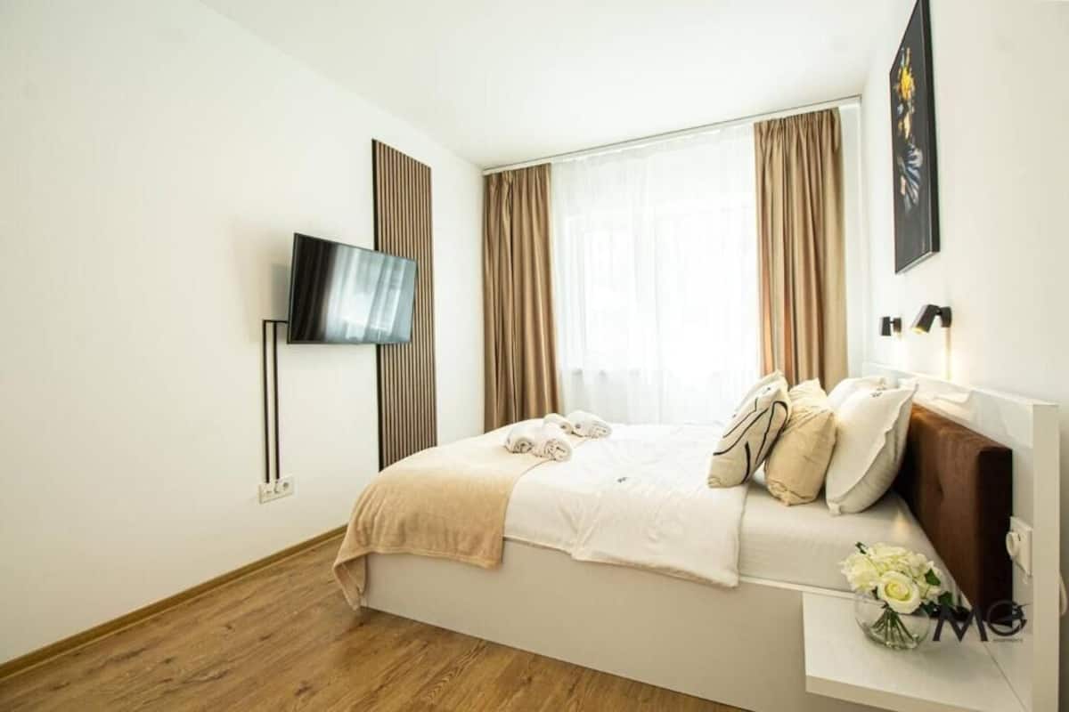 Íbúð - svalir - borgarsýn | Skrifborð, straujárn/strauborð, ókeypis þráðlaus nettenging