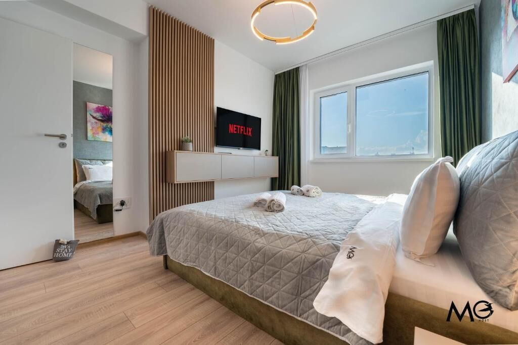 Escritorio, tabla de planchar con plancha y wifi gratis 