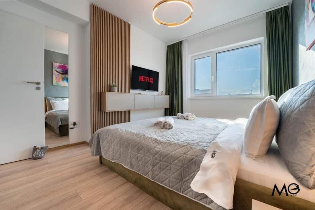 Íbúð - svalir - borgarsýn | Skrifborð, straujárn/strauborð, ókeypis þráðlaus nettenging