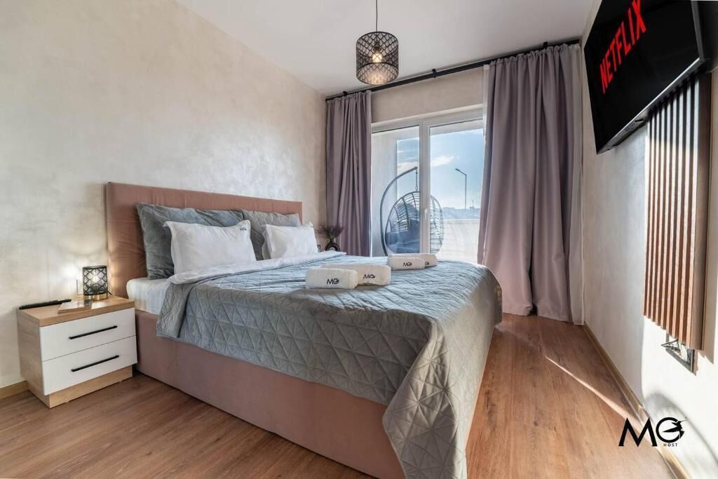 Escritorio, tabla de planchar con plancha y wifi gratis 