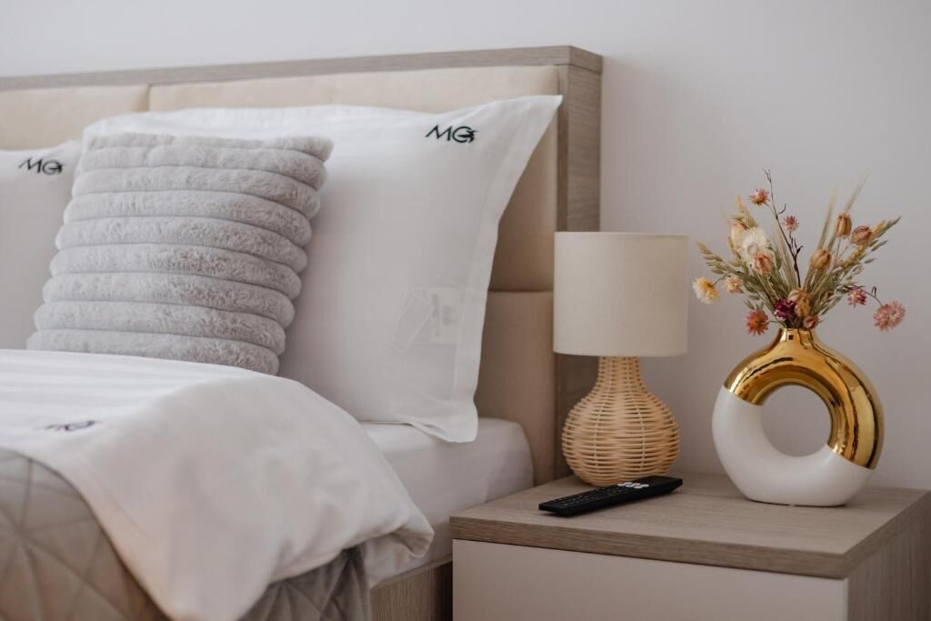 Escritorio, tabla de planchar con plancha y wifi gratis 