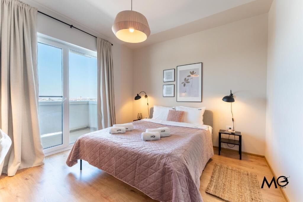 Escritorio, tabla de planchar con plancha y wifi gratis 