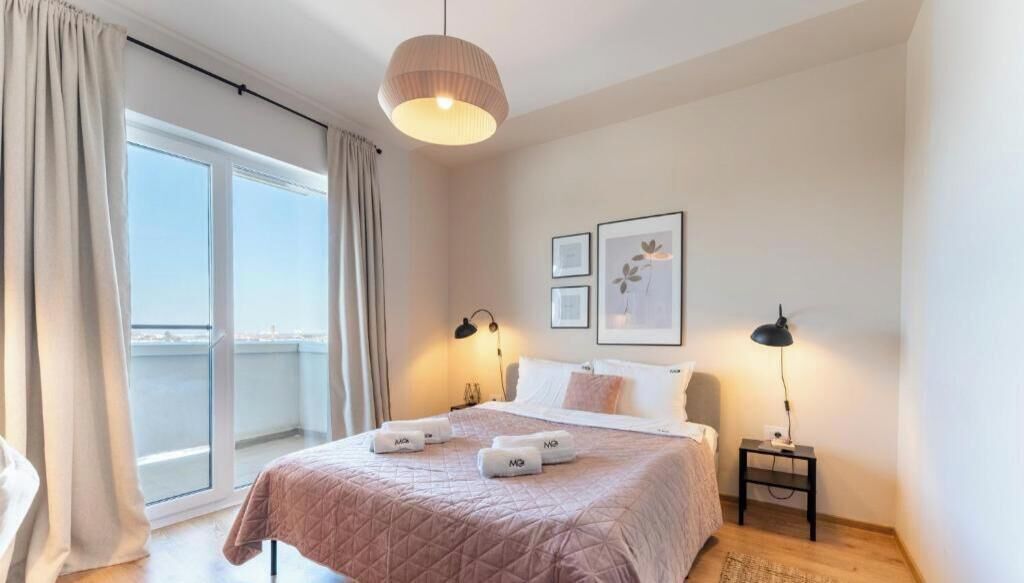 Appartamento, balcone, vista città | Una scrivania, ferro/asse da stiro, Wi-Fi gratuito