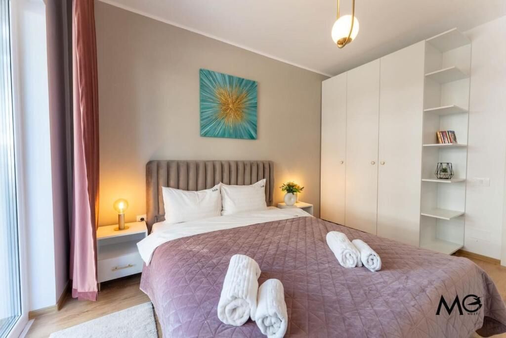 Escritorio, tabla de planchar con plancha y wifi gratis 