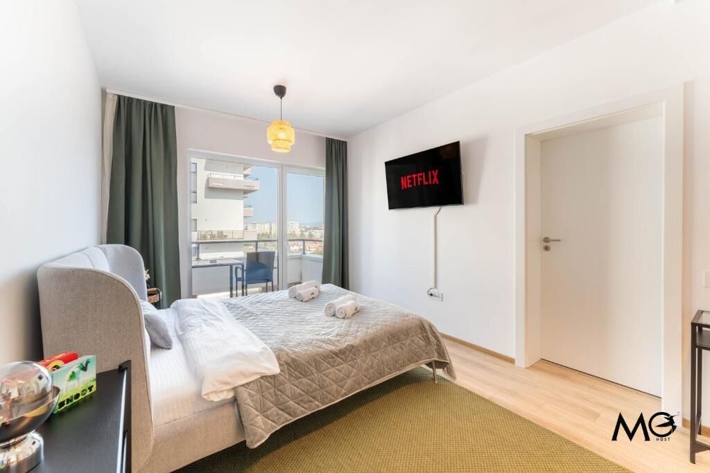 Escritorio, tabla de planchar con plancha y wifi gratis 