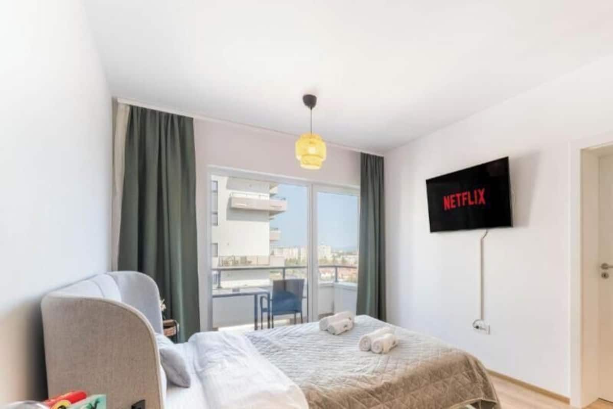 Íbúð - svalir - borgarsýn | Skrifborð, straujárn/strauborð, ókeypis þráðlaus nettenging