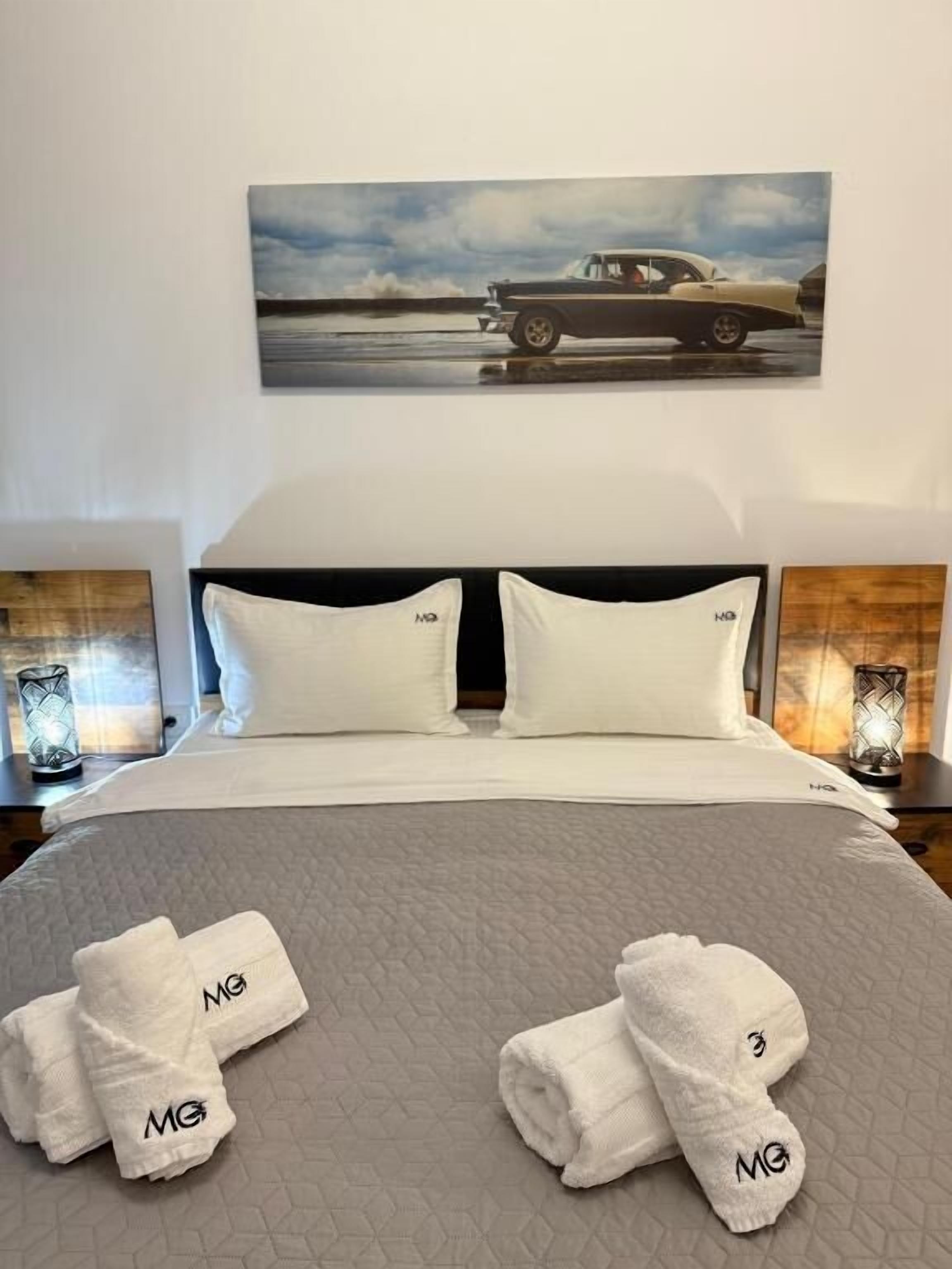 Escritorio, tabla de planchar con plancha y wifi gratis 