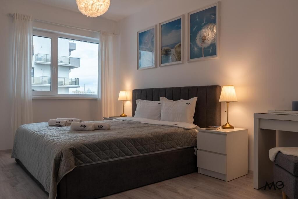 Escritorio, tabla de planchar con plancha y wifi gratis 