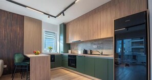 Appartement, balcon, vue ville | Cuisine privée | Réfrigérateur, micro-ondes, four, plaque de cuisson