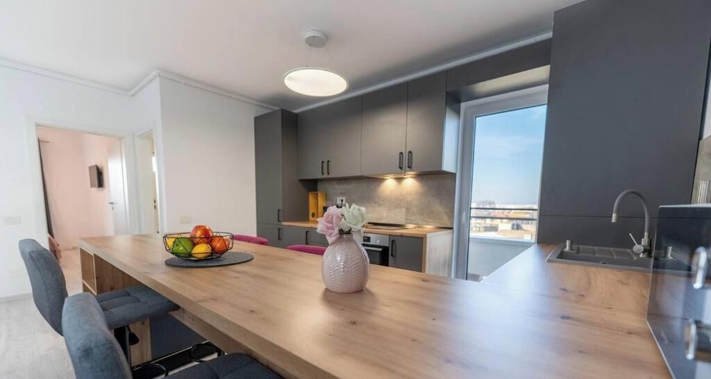 Appartamento, balcone, vista città | Cucina privata | Frigorifero, microonde, forno, piano cottura