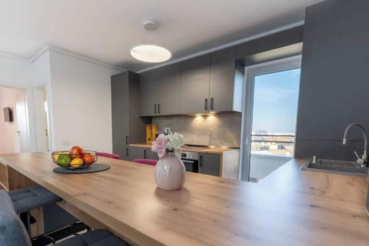 Íbúð - svalir - borgarsýn | Einkaeldhús | Ísskápur, örbylgjuofn, bakarofn, eldavélarhellur