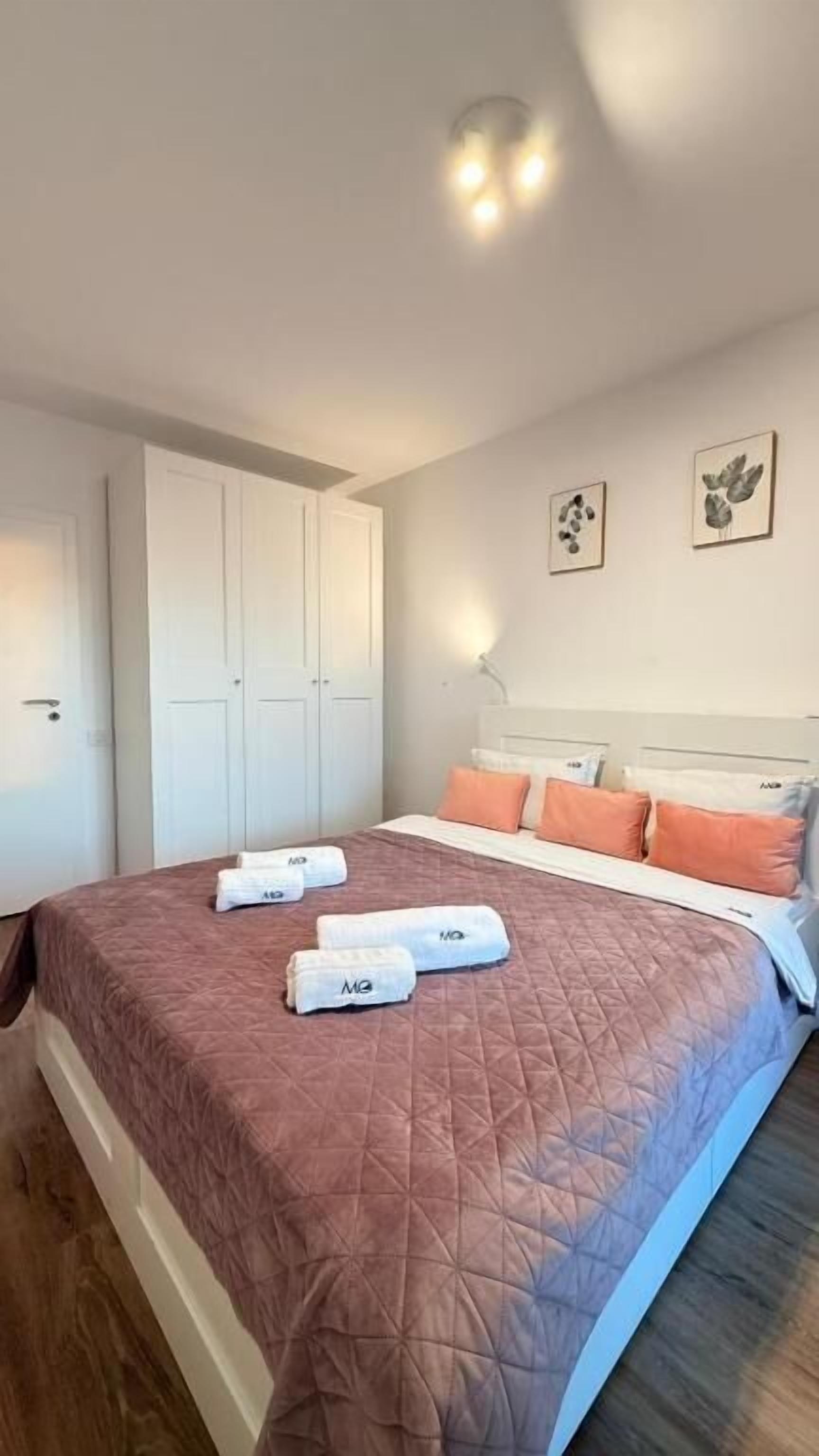 Escritorio, tabla de planchar con plancha y wifi gratis 