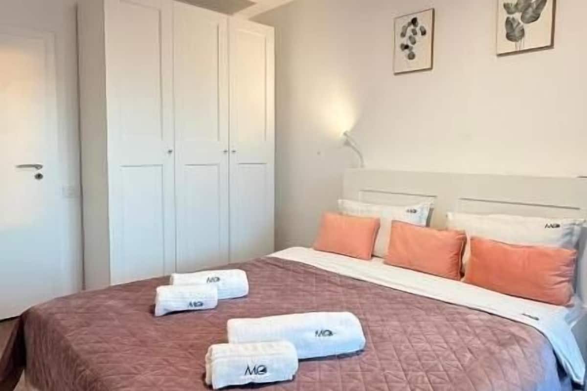 Fjölskylduíbúð - svalir - borgarsýn | Skrifborð, straujárn/strauborð, ókeypis þráðlaus nettenging