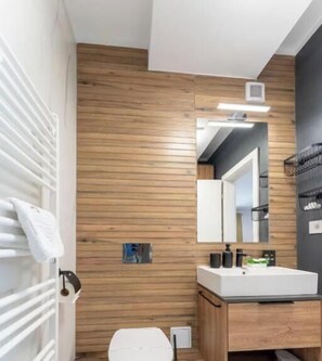 Appartamento, balcone, vista città | Bagno | Vasca, set di cortesia gratuito, asciugacapelli, pantofole