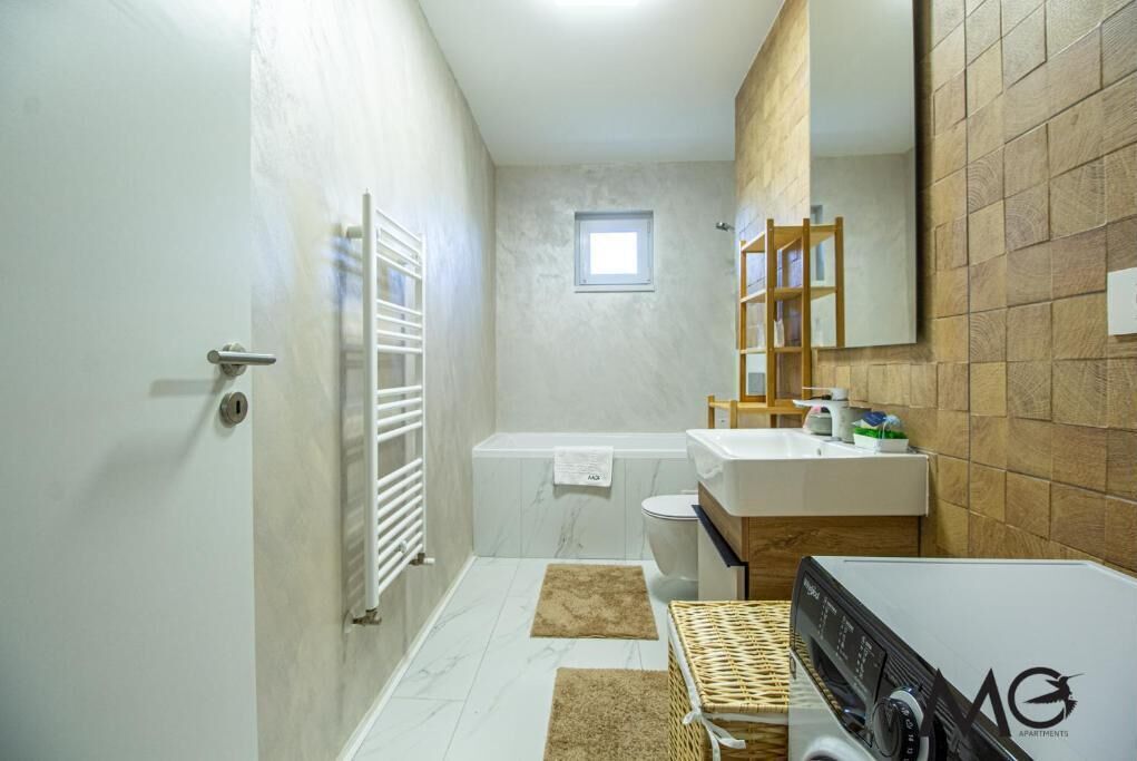 Bañera, artículos de tocador gratuitos, secador de pelo, pantuflas