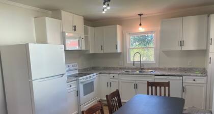 The Red door Cottage conveniently located for boating, fishing, Loretta Lynn's