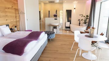 Studio mit freistehender Badewanne und Terrasse | Pimennysverhot, äänieristys, silitysrauta/-lauta, ilmainen Wi-Fi