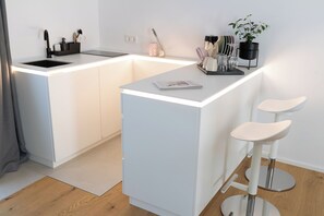 Studio mit Terrasse | Blackout curtains, soundproofing, iron/ironing board, free WiFi - geislerAPPARTMENTS (Gramatneusiedl)