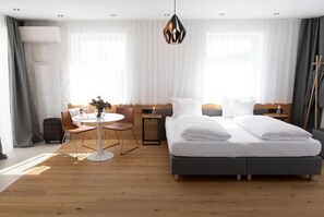 Doppelzimmer mit Kingsize-Bett | Verdunkelungsvorhänge, schallisolierte Zimmer, Bügeleisen/Bügelbrett