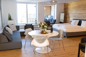 ستائر تعتيم وتجهيزات عازلة للصوت ومكواة/لوح كي وواي فاي مجانًا