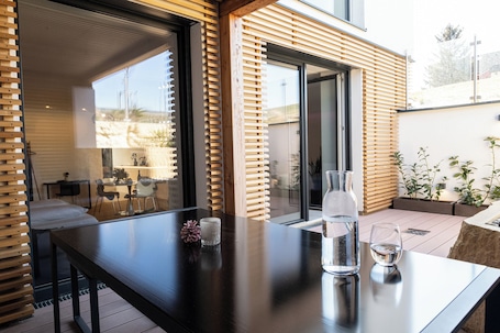 Studio mit Infrarotkabine und Veranda. geislerAPPARTMENTS