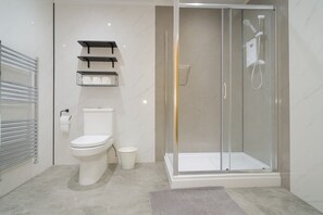 Room 102 | Bathroom | Hair dryer, towels, shampoo, toilet paper - Ben View Guest House (Fort William)
