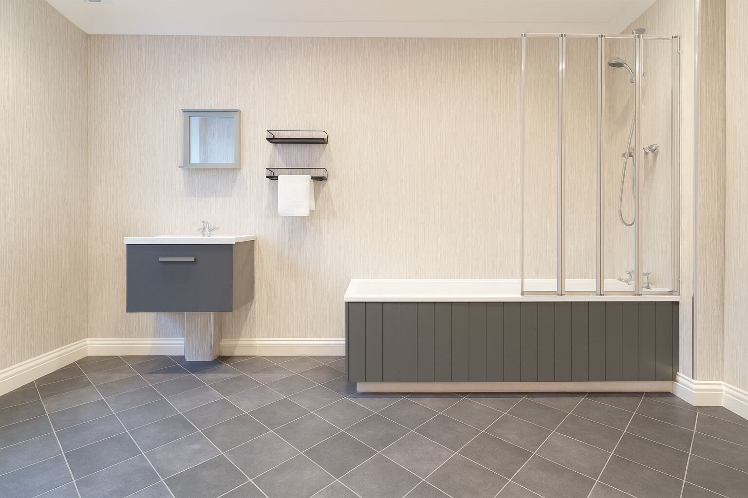 Un baño moderno con tocador gris, bañera y ducha con mampara de vidrio.