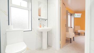 Room 212 | Bathroom | Hair dryer, towels, shampoo, toilet paper