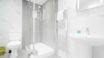 Standard Double Room | Bathroom | Hair dryer, towels, shampoo, toilet paper