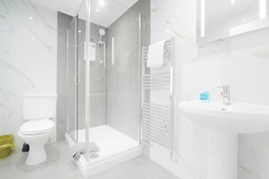 Room 213 | Banheiro | Secador de cabelo, toalhas de banho, shampoo, papel higiênico