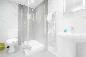 Standard Double Room | Bathroom - Ben View Guest House (Fort William)