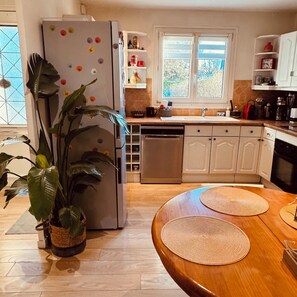 Private kitchen - Family villa designed for BUSINESSES (Lésigny)