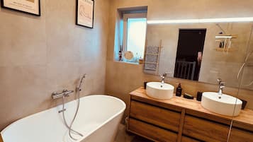 Douche, sèche-cheveux, serviettes fournies, savon