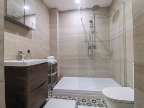 Shower - Royal Irish Suite (Sheffield)
