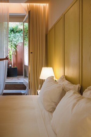 Deluxe Double Room | In-room safe, laptop workspace, blackout curtains, soundproofing