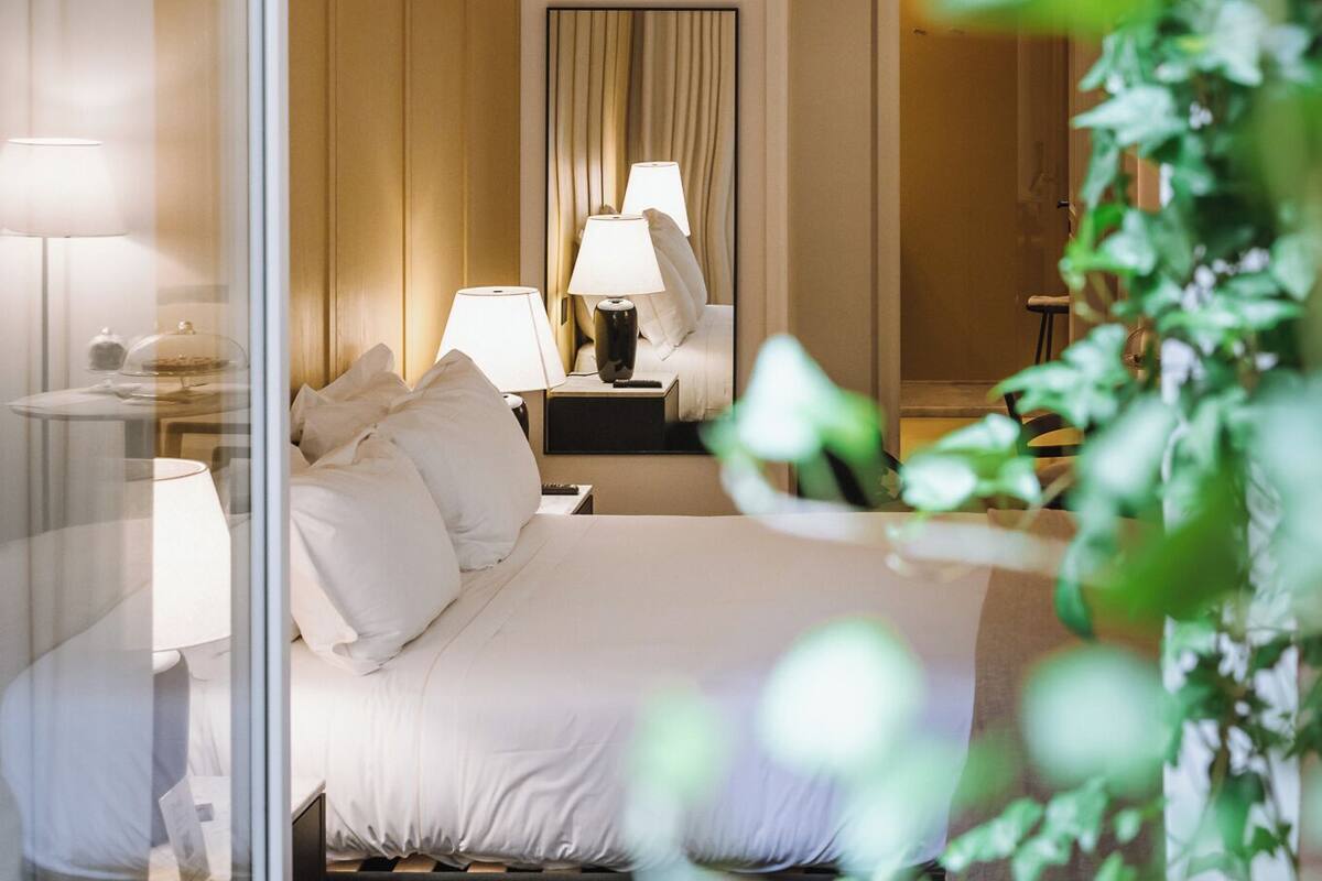 豪華雙人房 | 客房內保險箱、筆電工作空間、遮光布/窗簾、隔音