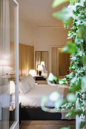 Habitación Deluxe doble | Caja fuerte, espacio para trabajar con un portátil, cortinas opacas