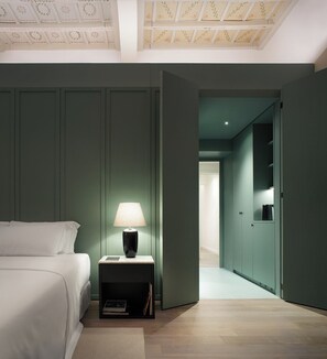 Luxury Quadruple Room, City View | In-room safe, laptop workspace, blackout drapes, soundproofing - Parisii Bocca di Leone 88 (Rome)