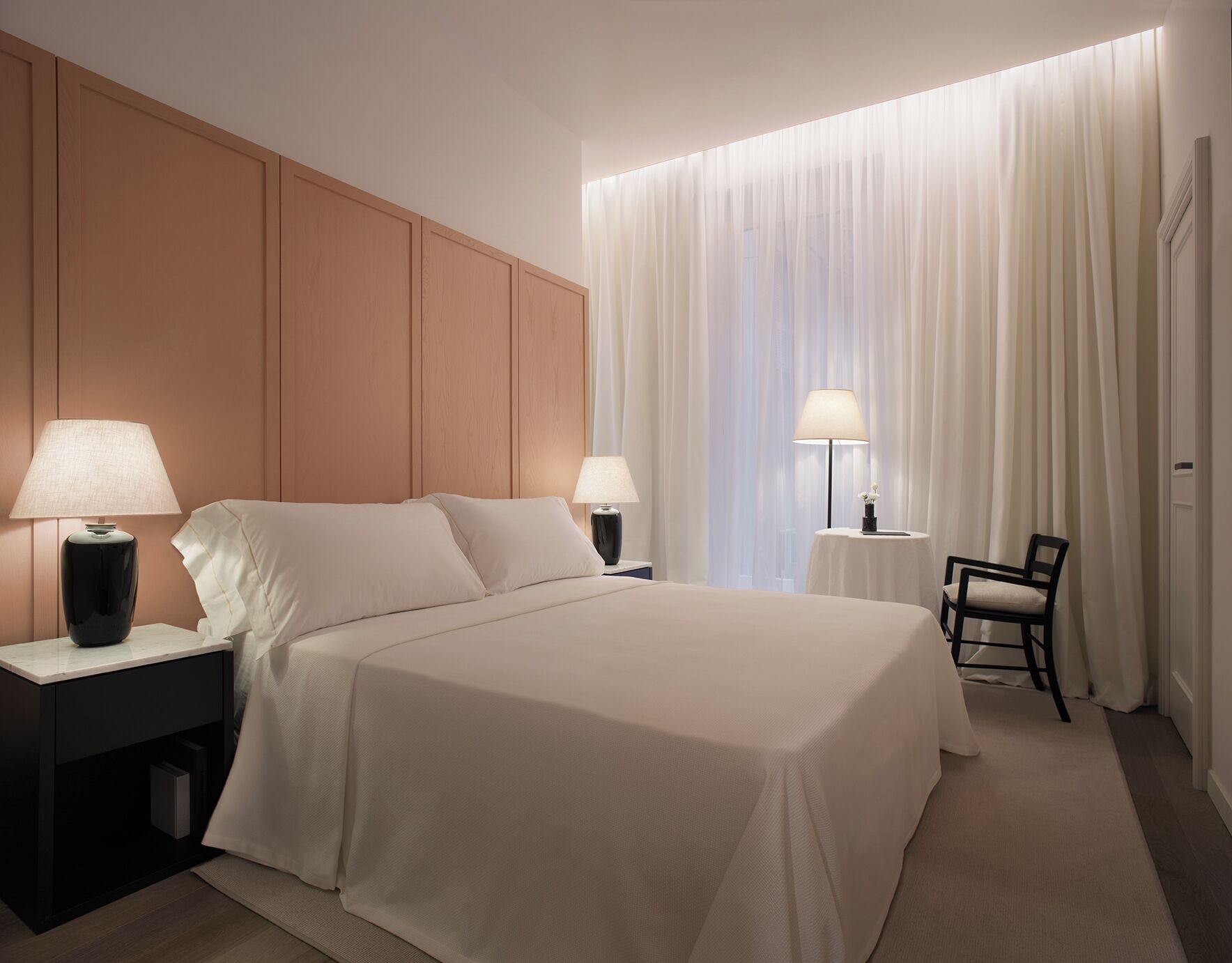 Classic Double Room | Peti besi dalam bilik, ruang kerja komputer riba 