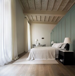 Habitació quàdruple de luxe, vistes a la ciutat | Caixa forta a l'habitació i espai de treball apte per a portàtils